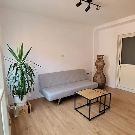 Διαμέρισμα Spacious Near The Pyramid *